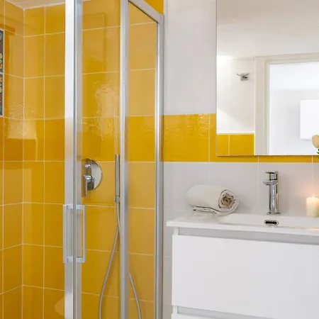 Sandra 10, Emma Villa